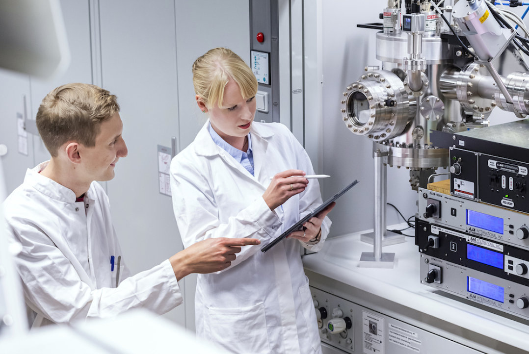 Zusammenarbeit von Lehrstuhlmitarbeiter*innen im Labor